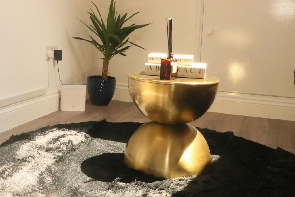 Qties Luxury Home Londen Buitenkant foto